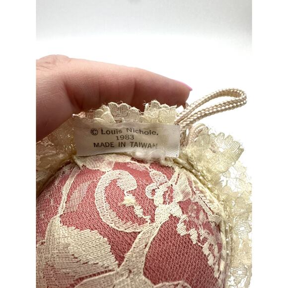 Victorian Louis Nichole 1983 CHRISTMAS BALL ORNAMENT with Beige Lace & Fringe - Picture 7 of 8